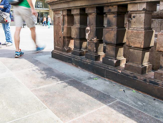 Mit schwarzem Russ bedeckte Steinplatten sind am Freitag auf dem Marienplatz in München zu sehen. In der Nacht auf Freitag hat sich an dieser Stelle ein Mann mit Benzin übergossen und selbst verbrannt.