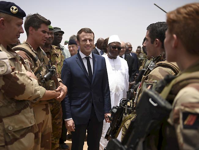 Frankreichs Präsident  Emmanuel Macron und Malis Präsident Ibrahim Boubacar Keita am Freitag auf Truppenbesuch.