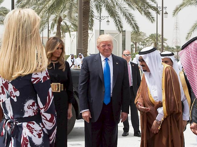 First Lady Melania Trump (2.v.l.), Ivanka Trump (l.) - beide ohne Kopftuch -, US-Präsident Donald Trump und der saudische König Salman am Samstag in Riad.
