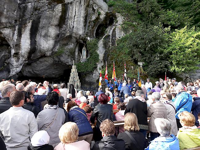 Messfeier der deutschsprachigen Gruppe vor der Erscheinungsgrotte in Lourdes