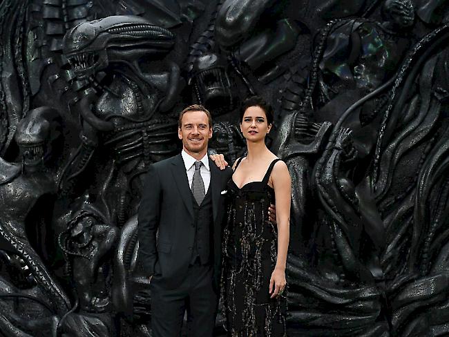 Michael Fassbender und Katherine Waterston letzte Woche bei der Weltpremiere von "Alien: Covenant" in London. In Nordamerika eroberte der Film am Wochenende die Spitze der Charts. (Archivbild)