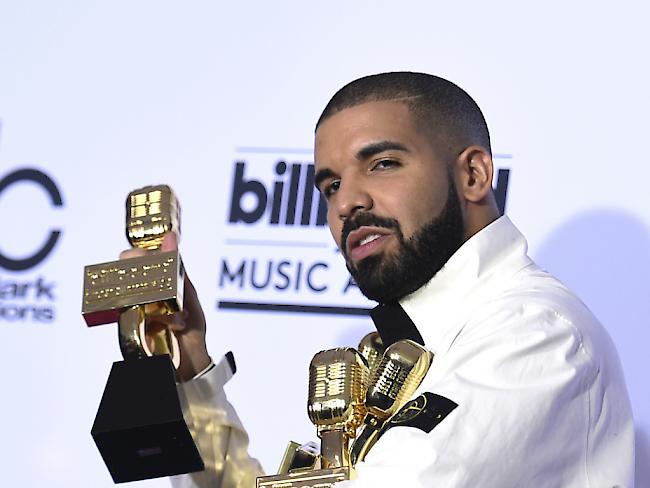 Rapper Drake hatte am Sonntag bei den Billboard Awards gar nicht genug Arme um seine 13 Trophäen zu tragen.