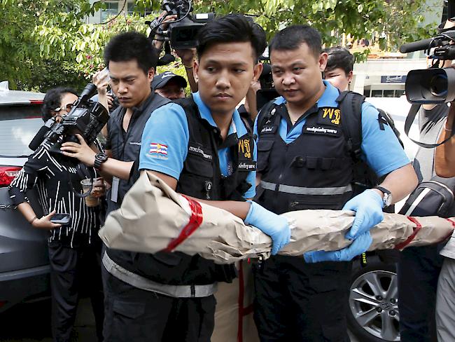 Forensiker sichern Beweismaterial nach dem Anschlag auf eine Klinik in Thailands Hauptstadt Bangkok.