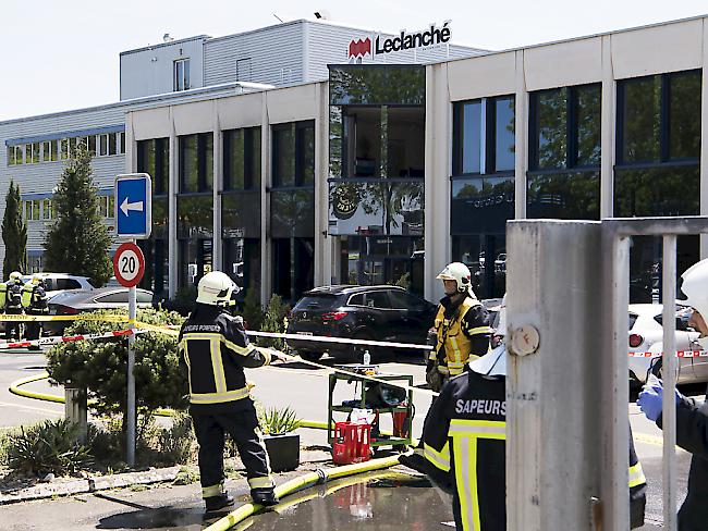 Die Feuerwehr bekämpft den Brand bei Leclanché. Rund 50 Personen mussten in Sicherheit gebracht werden, 13 mussten sich zur Kontrolle ins Spital begeben.