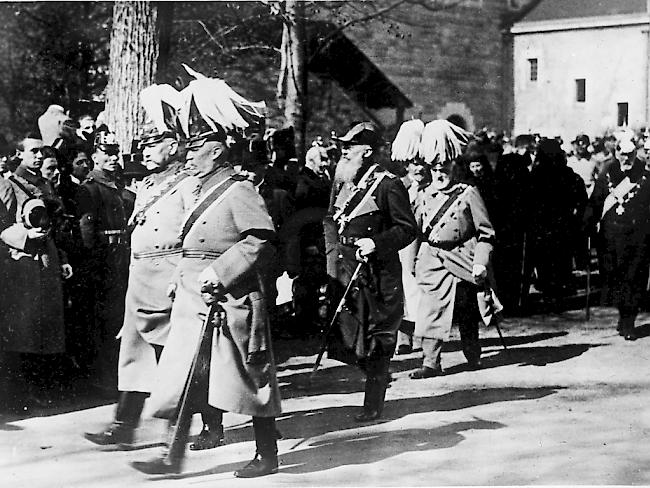 Traum von alter nationaler Grösse wie zu deren Zeiten: Generalfeldmarschall Paul von Hindenburg (ganz links, mit Helmschmuck) mit General Erich Ludendorff im Mai 1921 in Potsdam.