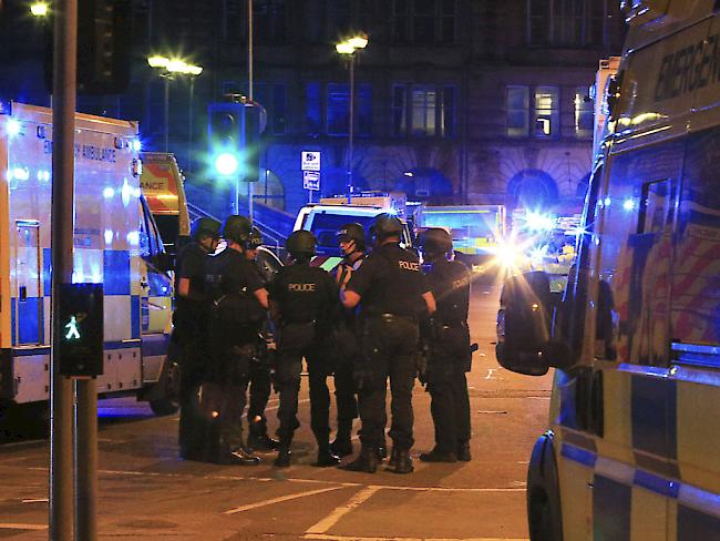Tote und Verletzte bei einem Konzert in Manchester - die Polizei riegelt das Gebiet um die "Manchester Arena" ab.