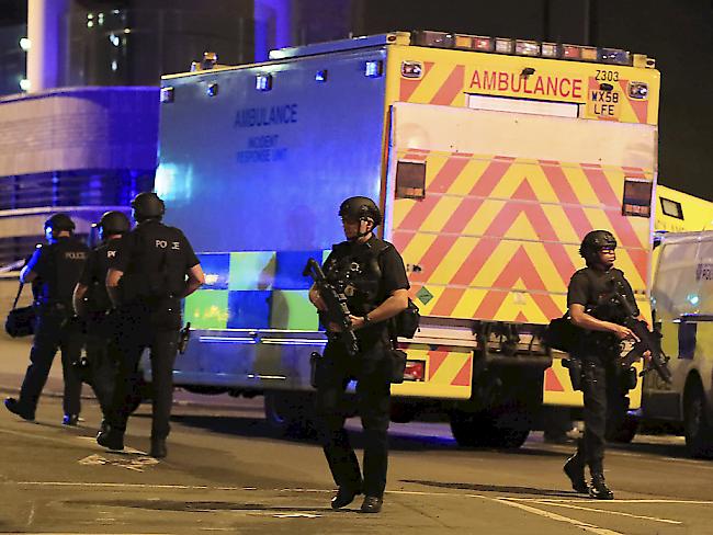 Mindestens 19 Tote und über 50 Verletzte gab es bei einem Konzert in der Manchester Arena. Die schwerbewaffnete Polizei behandelt den Zwischenfall als Terrorakt.