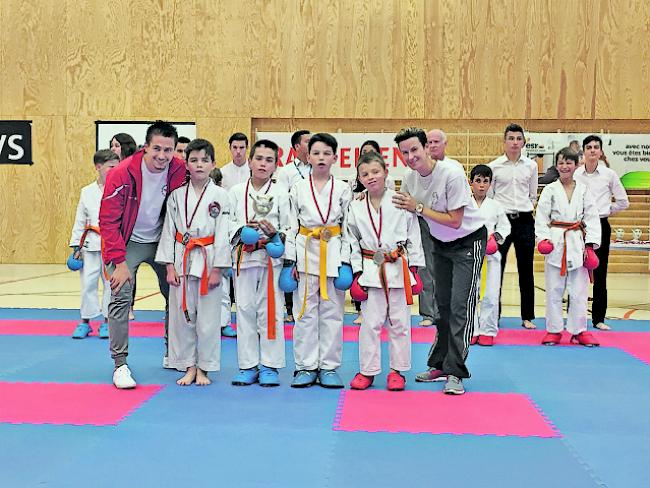 In Sitten. Die Oberwalliser Karate-Teilnehmer an den kantonalen Meisterschaften. 