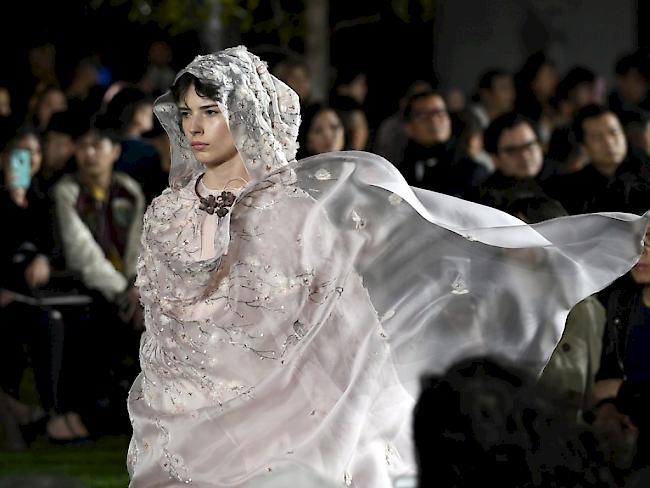 Ein Model präsentiert in Tokio ein Kleid von Christian Dior der Kollektion für Frühling/Sommer 2017. (Archiv)