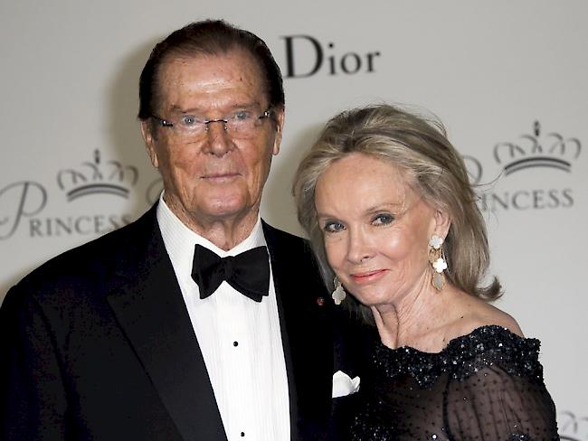 Roger Moore - im Bild mit seiner vierten Ehefrau Kristina - lebte seit 1996 in Crans-Montana. Nun trauert die Gemeinde um den britischen Schauspieler. (Archivbild)