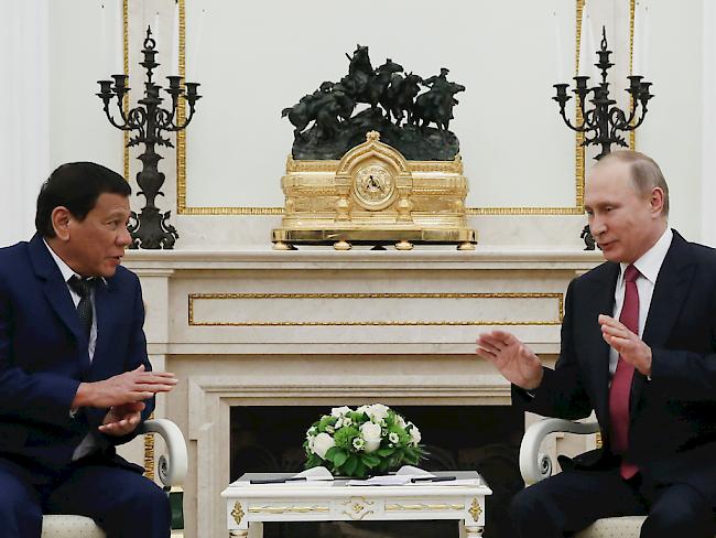 Der Präsident der Philippinen Rodrigo Duterte (links) bittet den Präsident Russlands Wladimir Putin um wirksame Waffen im Kampf gegen die Terrormiliz IS.