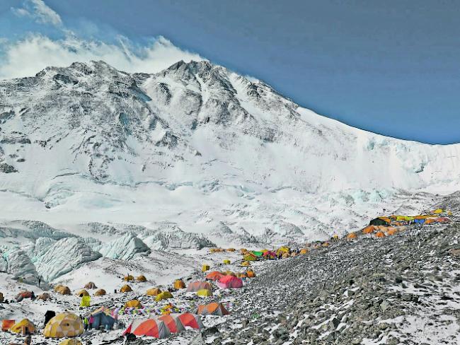 Basislager ABC (6400 mü.M.). Dreh- und Angelpunkt für Everest-Expeditionen auf der tibetischen Nordseite des Mount Everest auf 8848 mü.M. Im Hintergrund der Changtse (7543 mü.M.). 