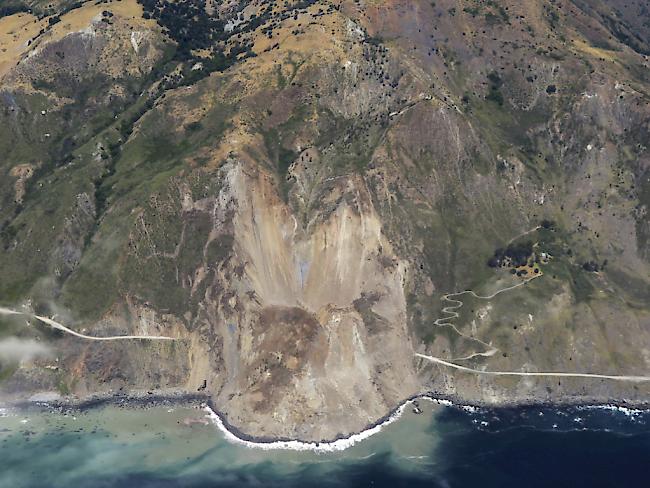 Ein gigantischer Erdrutsch hat Teile des berühmten Highways 1 an der Küste von Kalifornien verschüttet.