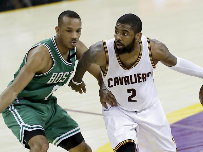 Clevelands Kyrie Irving (rechts) gelangen in Spiel 4 gegen die Boston Celtics 42 Punkte