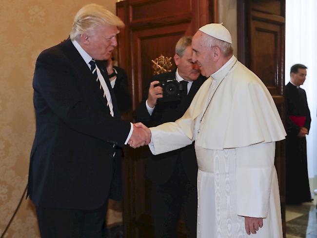 Papst Franziskus begrüsst am Mittwochmorgen im Vatikan US-Präsident Donald Trump.