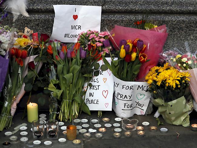 Blumen und Kerzen für die Opfer am Ort des Anschlags in Manchester.