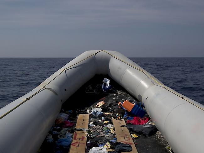 Leeres Flüchtlingsboot vor Libyen nach einer Rettungsaktion (Archiv)