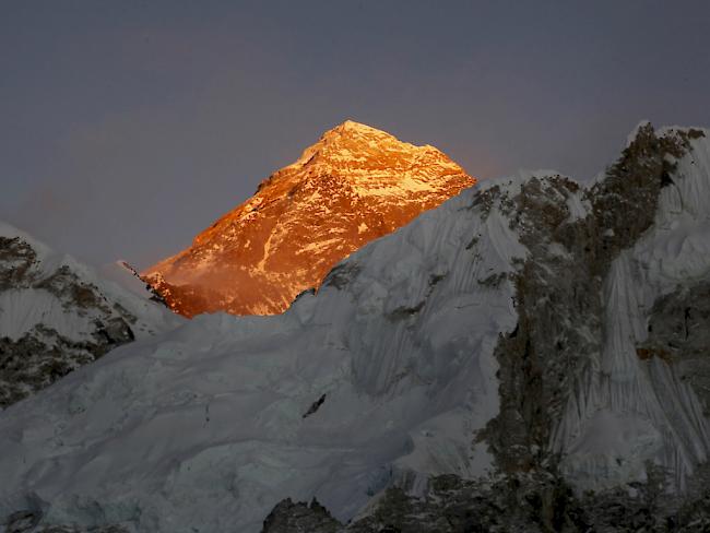 Eine Rekordzahl an Bergsteigern versucht in diesem Jahr, den höchsten Berg der Welt zu erklimmen. Bereits zehn Menschen starben bisher. (Archiv)