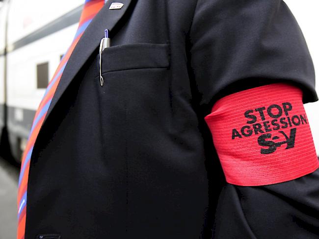 Zugbegleiter machten schon 2008 im Zürcher Hauptbahnhof mit "Stopp Agression"-Armbinden auf die zunehmende Gewalt gegen das Personal im öffentlichen Verkehr aufmerksam. (Archiv)