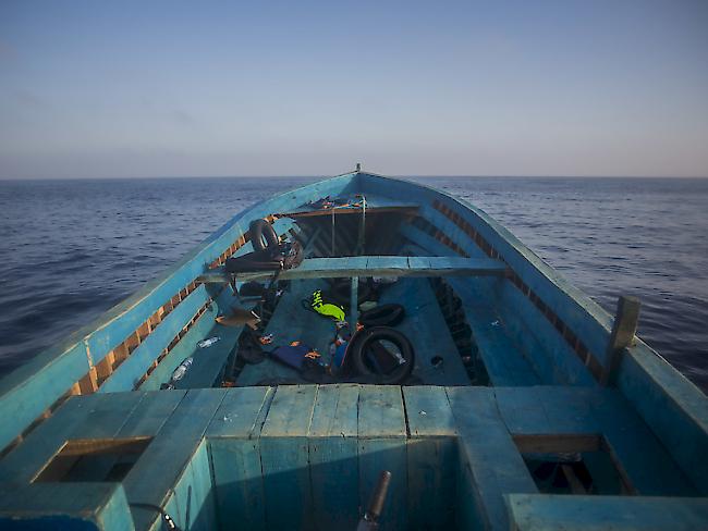 Leeres Flüchtlingsboot vor Libyen (Archiv)