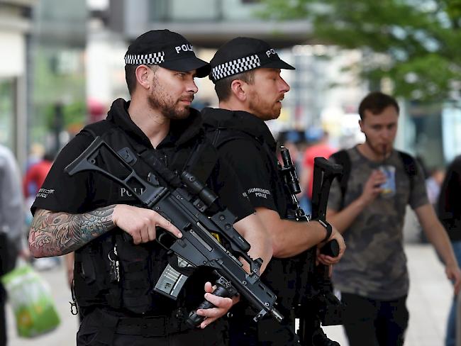 Verschärfte Sicherheitsvorkehrungen und Razzien: Die britische Polizei geht von einem Netzwerk aus, dass den Attentäter von Manchester unterstützt haben soll.