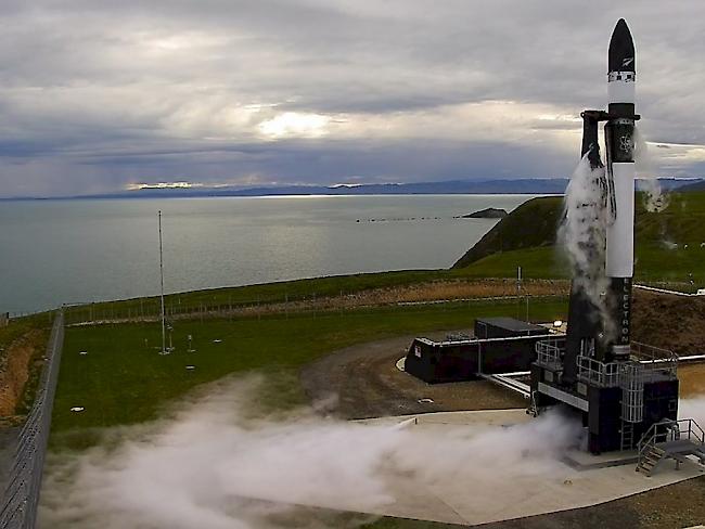 Eine 17 Meter lange, schwarz-weiss gestrichene Rakete der privaten Firma Rocket Lab hob von der Mahia-Halbinsel auf der Nordinsel Neuseelands ab.