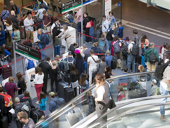Wenn Gepäckbänder und Rolltreppen stehen bleiben: Die Fluggäste erlebten wegen eines Stromausfalls am Flughafen Zürich einen kurzen Schreck. (Symbolbild)