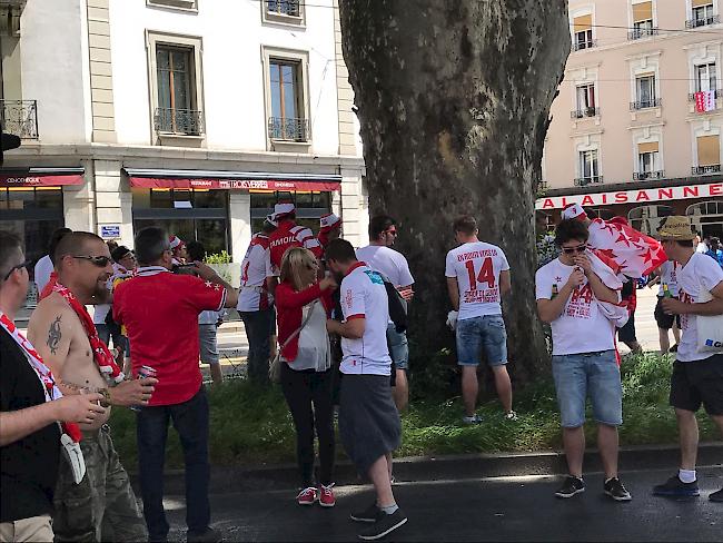 Sittener Fans unterwegs zum Stade de Genève. 