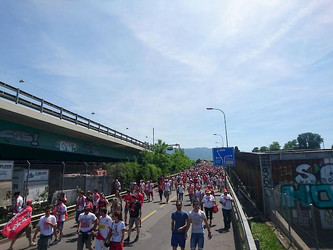 Sittener Fans auf dem Weg ins Stade de Genève. 