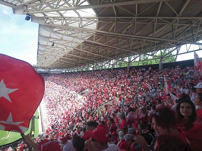 Das Stade de Genève in rot-weiss. 