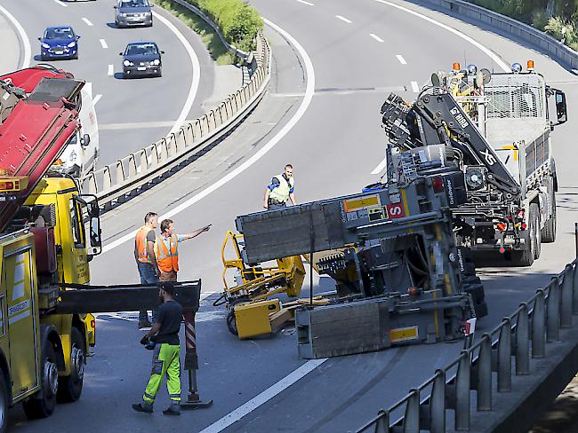 Wegen der umgekippten Baumaschine musste die Autobahn A9 zwischen Chexbres und Belmont in Fahrtrichtung Lausanne vorübergehend gesperrt werden.