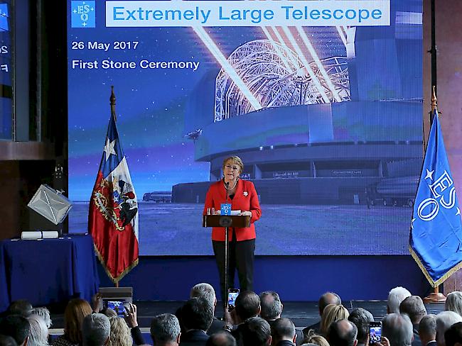 Chiles Präsidentin Michelle Bachelet spricht im windgeschützten Raum während der Grundsteinlegung für das grösste optische Teleskop der Welt.