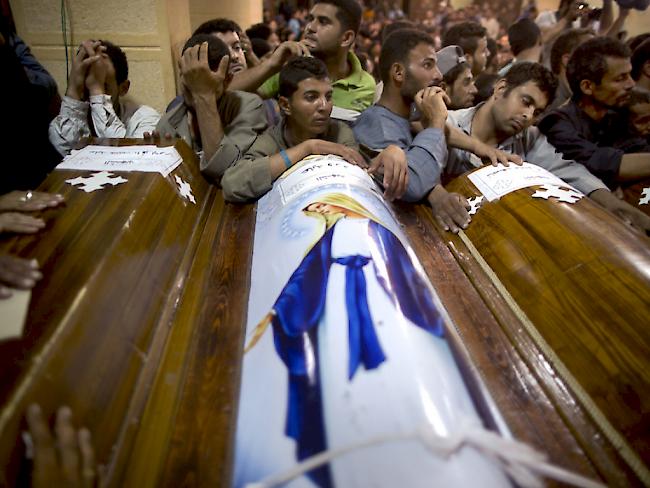 Nach dem Angriff auf christliche Kopten in Ägypten wurden die ersten der 28 Toten beerdigt. Die ägyptische Luftwaffe griff derweil Ausbildungscamps von Dschihadisten im Nachbarland Libyen aus der Luft an.