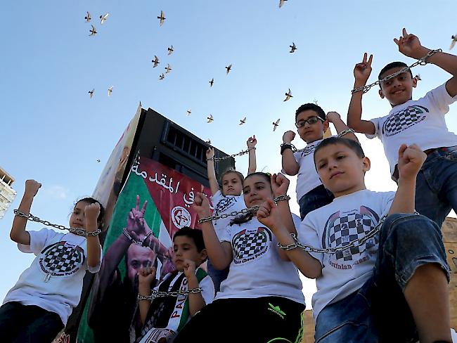 Kinder unterstützen inhaftierte Palästinenser vor einem Poster von Palästinenserführer Marwan Barghuti. (Archivbild)