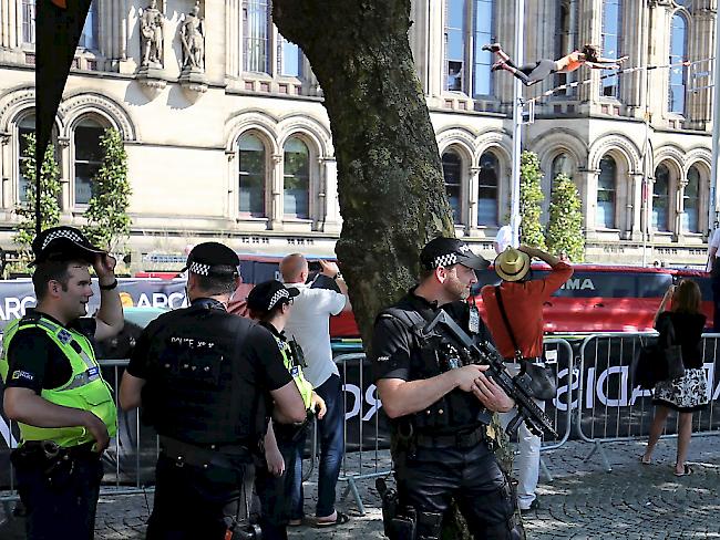 Weiterhin sind schwer bewaffnete Sicherheitskräfte im Zentrum Manchesters zu sehen, während im Hintergrund die "Great City Games" mit Stabhochsprung durchgeführt werden