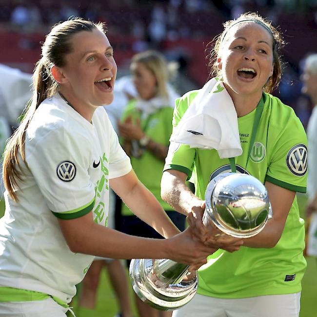 Schweizer Jubel im deutschen Frauen-Cup: Noëlle Maritz (links) und Vanessa Bernauer gewinnen mit Wolfsburg die Trophäe