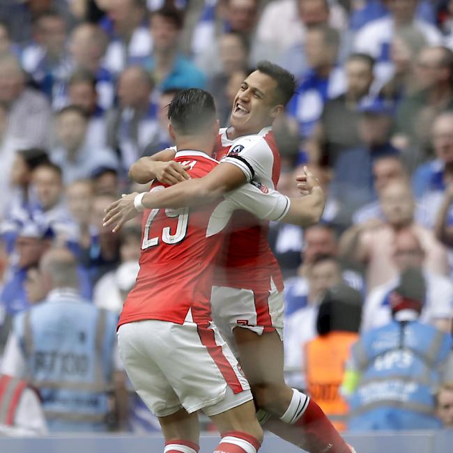 Der Schweizer Granit Xhaka jubelt mit Arsenal-Torschütze Alexis Sanchez über den Cupsieg