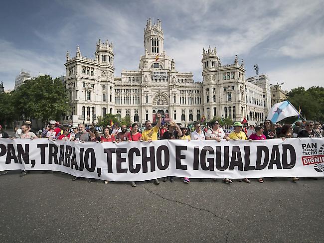 In Madrid haben am Samstag zehntausende Menschen für menschenwürdige Arbeitsbedingungen demonstriert.