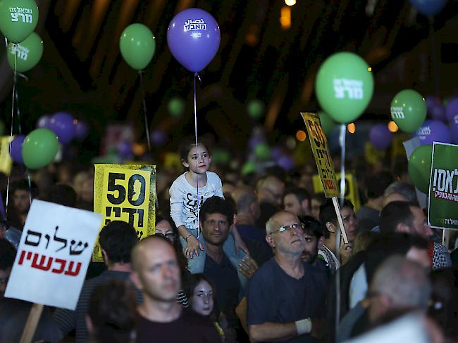Tausende Israelis haben in Tel Aviv für ein Ende der seit 50 Jahren andauernden Besatzung der Palästinensergebiete demonstriert.  "50 Jahre sind genug - Frieden jetzt!", stand auf Schildern.
