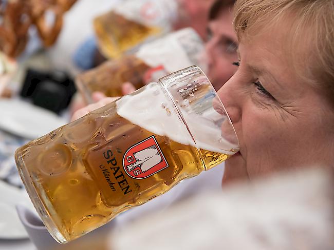 Nach dem strengen G7-Gipfel gönnte sich Bundeskanzlerin Angela Merkel in München ein kühles Bier