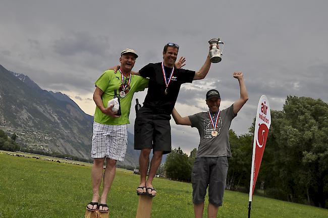 Spezielles Podest: Franz Herrmann (2.), Sieger Peter Neuenschwander und Fredy Bircher (von links) an der Siegerehrung vom späteren Sonntagnachmittag.