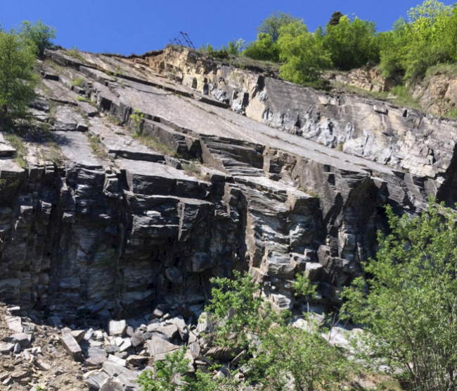 Abgrund. Die Tiere stürzten diese Felsen hinunter.