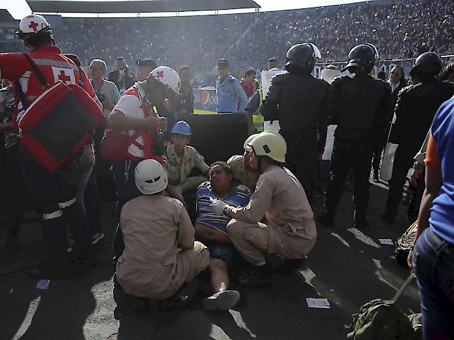 Ein Verletzter wird im National Stadion von Tegucigalpa behandelt - mehrere Besucher des Endspiels um die Fussballmeisterschaft in Honduras hatten weniger Glück und verloren bei einer Massenpanik ihr Leben.