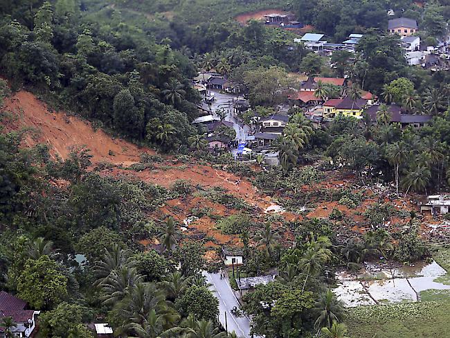 Kein Durchkommen: Ein Erdrutsch verschüttet die Strasse und das Wohnquartier in Kiriella in Sri Lanka. Über 160 Menschen sterben im ganzen Land in Folge der Unwetter.