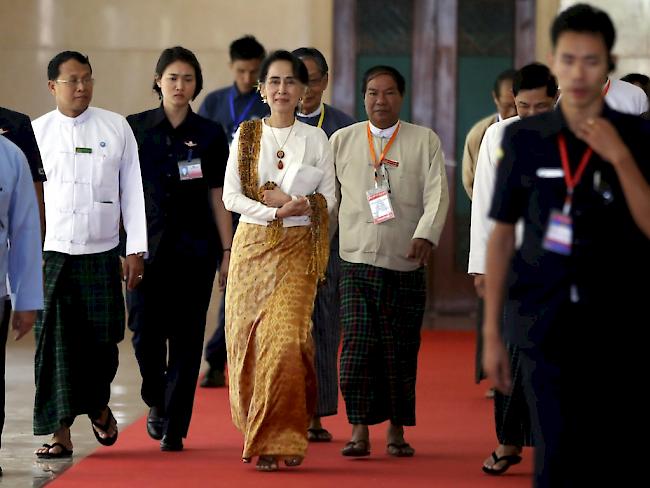 Staatschefin und Friedensnobelpreisträgerin Aung San Suu Kyi (M.) konnte das Land noch nicht einen - in den Vorstellungen über die künftige Staatsform Myanmars bestehen noch grossen Differenzen zwischen Rebellen und Regierung.