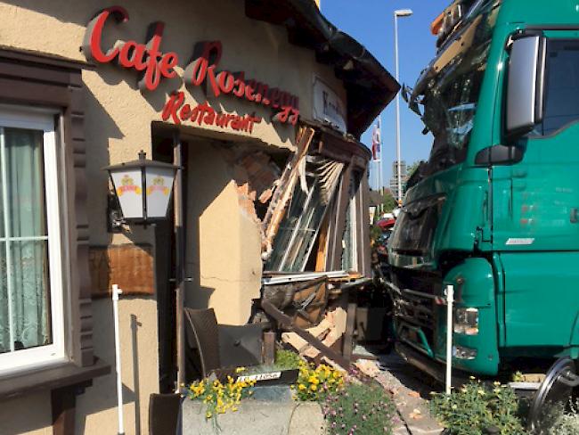 In Ballwil ist ein Lastwagen direkt von einem Kreisel in ein Restaurant gefahren. Verletzt wurde niemand.