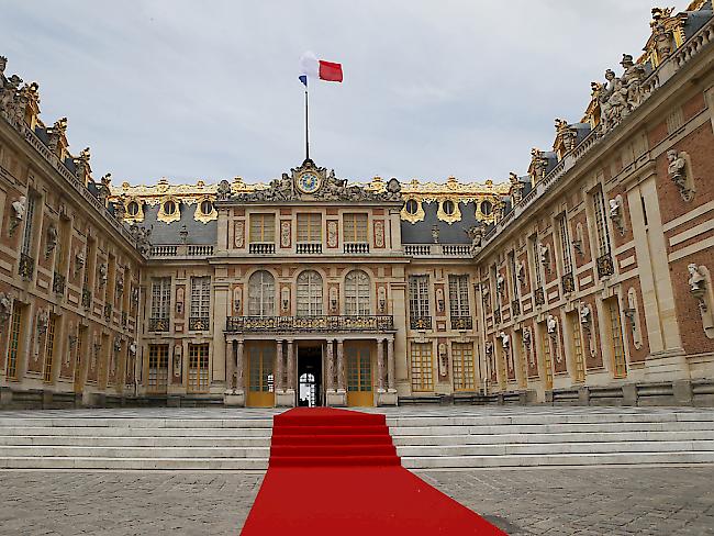 Der rote Teppich ist ausgerollt: Zwei Wochen nach seinem Amtsantritt empfing Frankreichs Präsident Macron den russischen Präsidenten Putin in der früheren Königsresidenz Versailles nahe Paris.