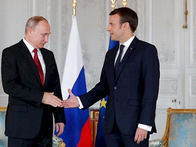 Im Schloss von Versailles haben sich Frankreichs neuer Staatschef Emmanuel Macron (rechts) und der russische Präsident Wladimir Putin erstmals zu Gesprächen getroffen.
