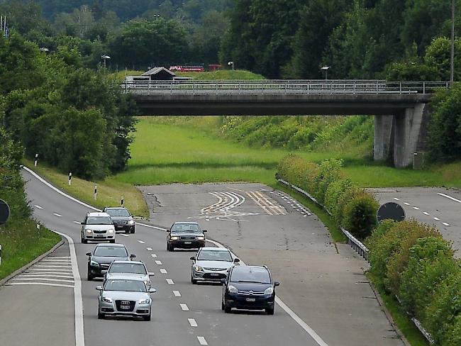 Geht es hier doch bald einmal weiter? Das Ende der Oberlandautobahn A53 im Kreisel Betzholz bei Hinwil, aufgenommen am Dienstag, 26. Juni 2012.  (KEYSTONE/Steffen Schmidt)