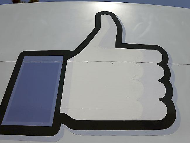 Wer verunglimpfende Einträge auf Facebook mit "Gefällt mir" kommentiert, macht sich unter Umständen strafbar. Das Zürcher Bezirksgericht hat ein erstes solches Urteil gefällt. (AP Photo/Jeff Chiu)